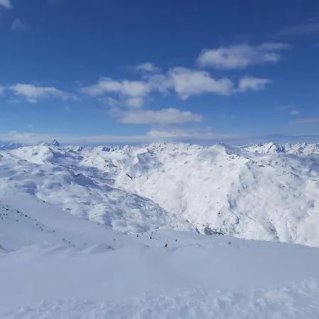Vue Sur La Montagne, Au Pied Des Pistes 411